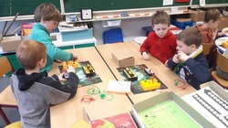Aidons la fée à remettre de l’électricité  dans son village!