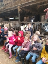  Au programme il y avait la visite des animaux mais surtout le travail de la laine de mouton et la fabrication d'1 bon pain maison...😋 
