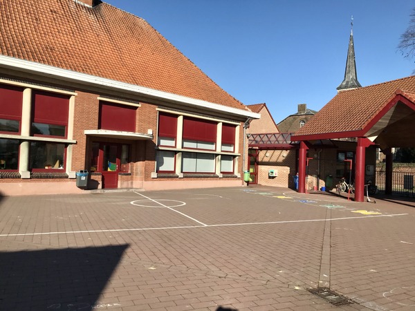 Implantation de La Bruyère, la cour